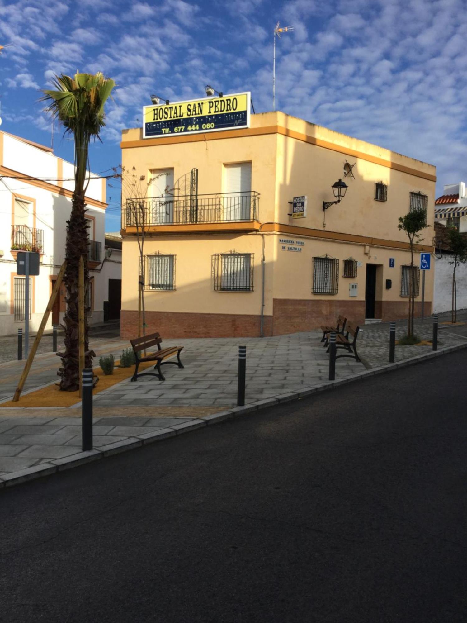 Hostal San Pedro Sanlucar la Mayor Exterior photo